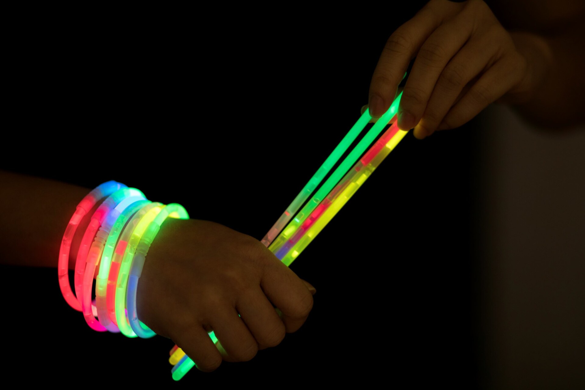 are-glow-sticks-bad-for-the-environment-6-crucial-facts