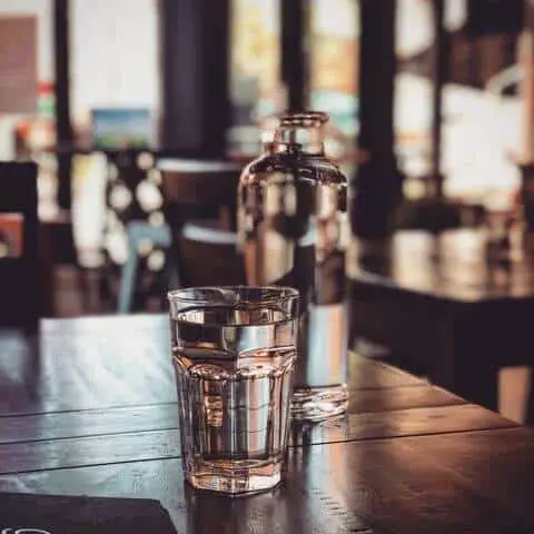 Wasserglas und Flasche