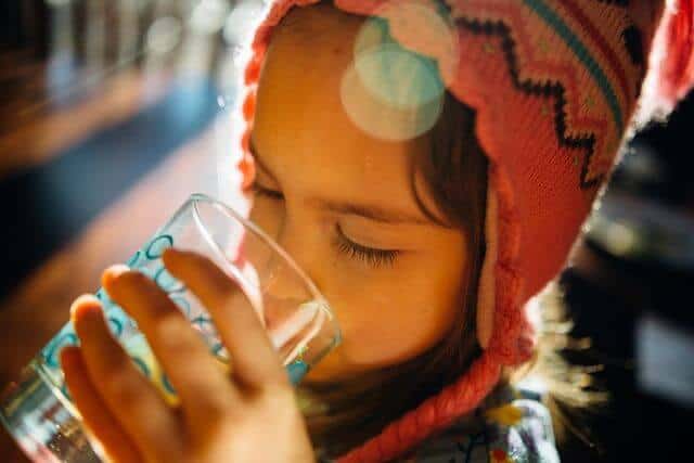 Mädchen trinkt Wasser aus Glas