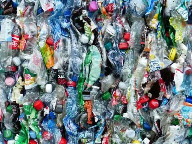 basura botellas de plástico