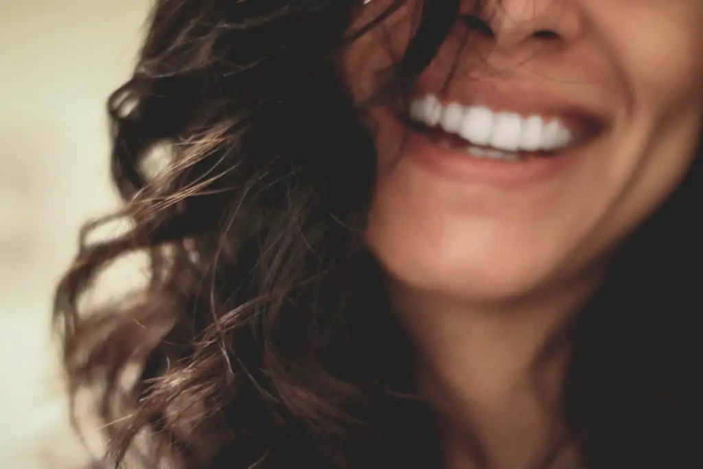 mujer riendo dientes blancos