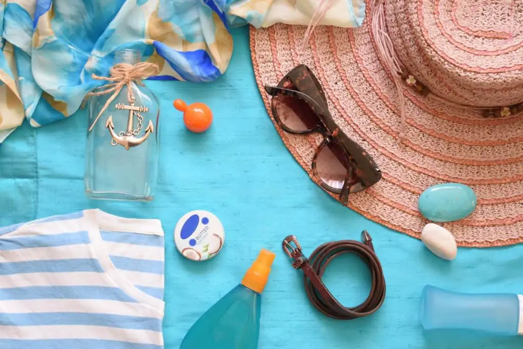 summer-beach-sunscreen-hat-sunglasses