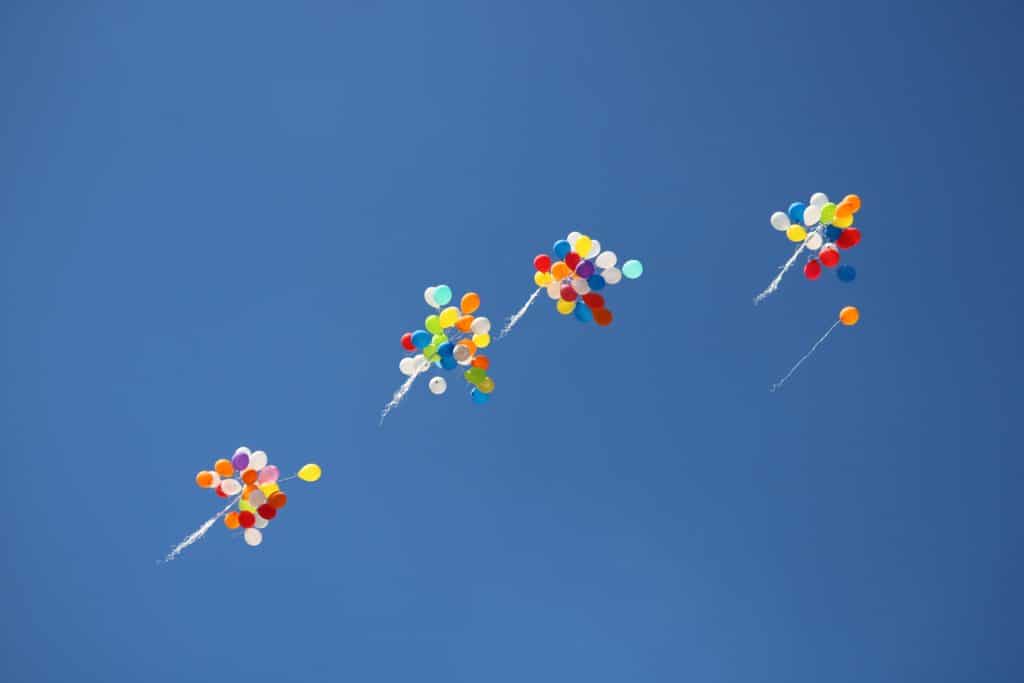 Heliumballons steigen in den Himmel