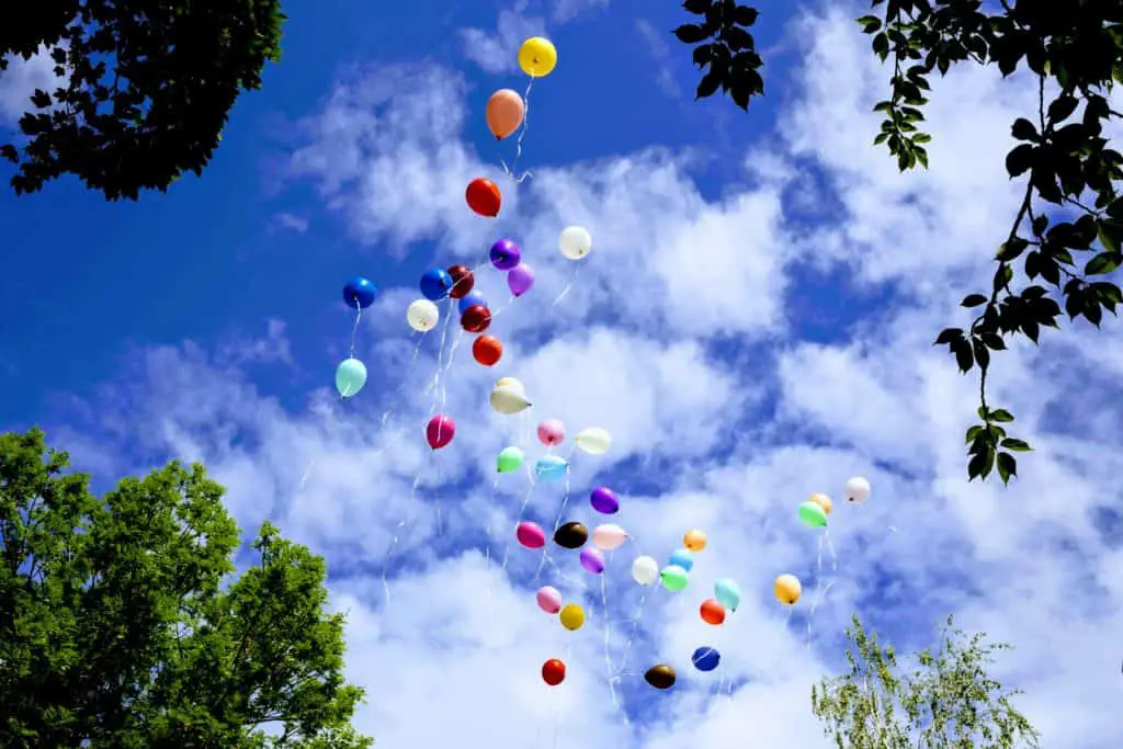 Luftballons fliegen in den Himmel