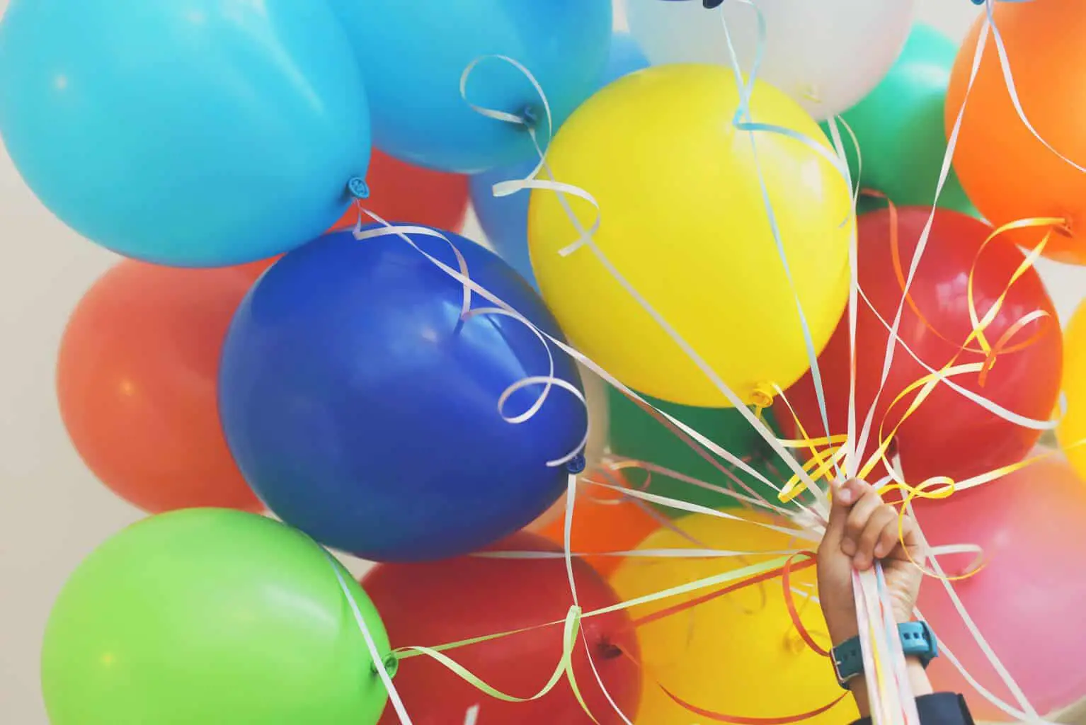 6 umweltfreundliche Alternativen zu Luftballons (& warum sie besser sind)