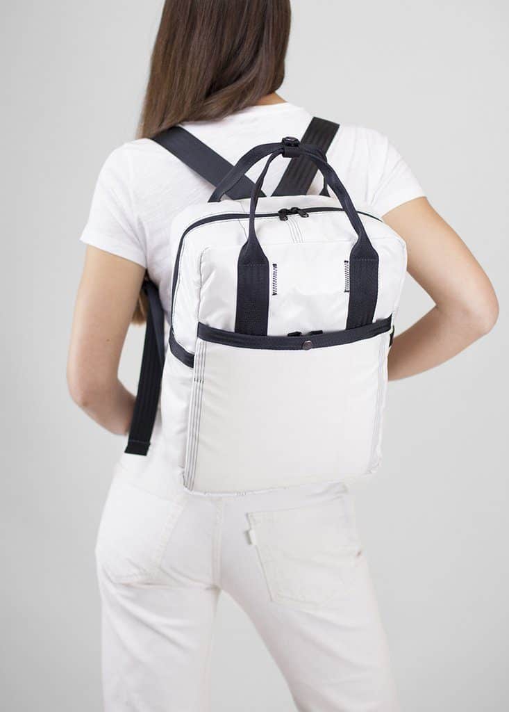 rewilder mochila blanca hecha de airbags