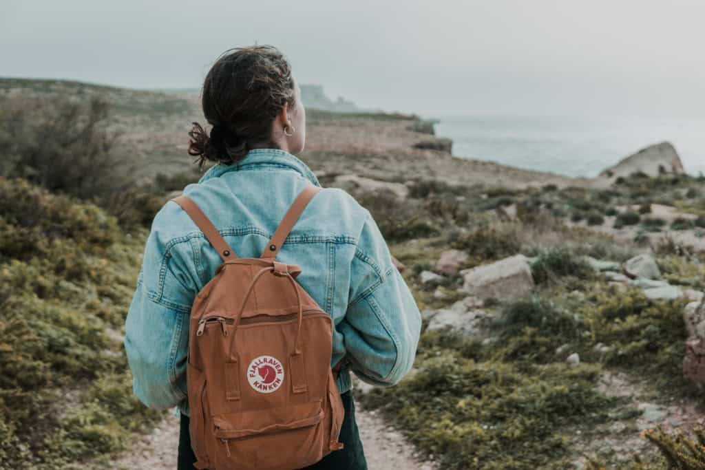 Frau mit fjallraven kanken Rucksack in natur