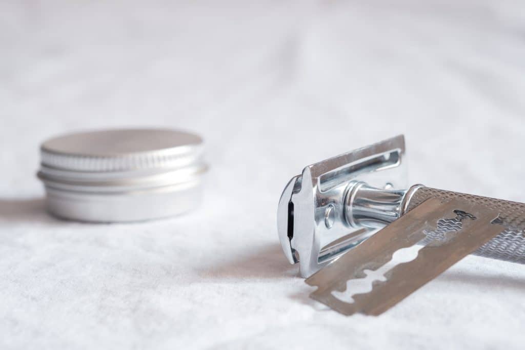 safety razor with blade